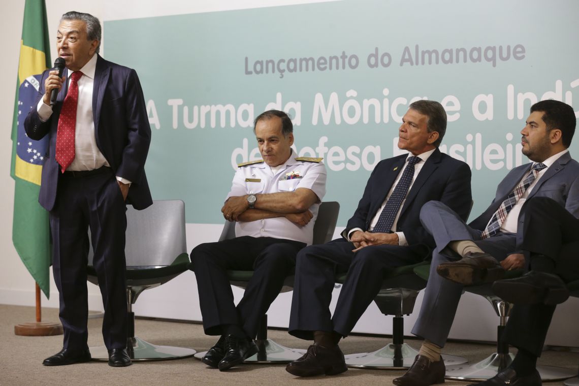 Antonio Cruz/Agência Brasil O Ministro da Defesa, Joaquim Silva e Luna e o escritor Mauricio de Souza, durante o lançamento do almanaque A Turma da Mônica e a Indústria de Defesa.