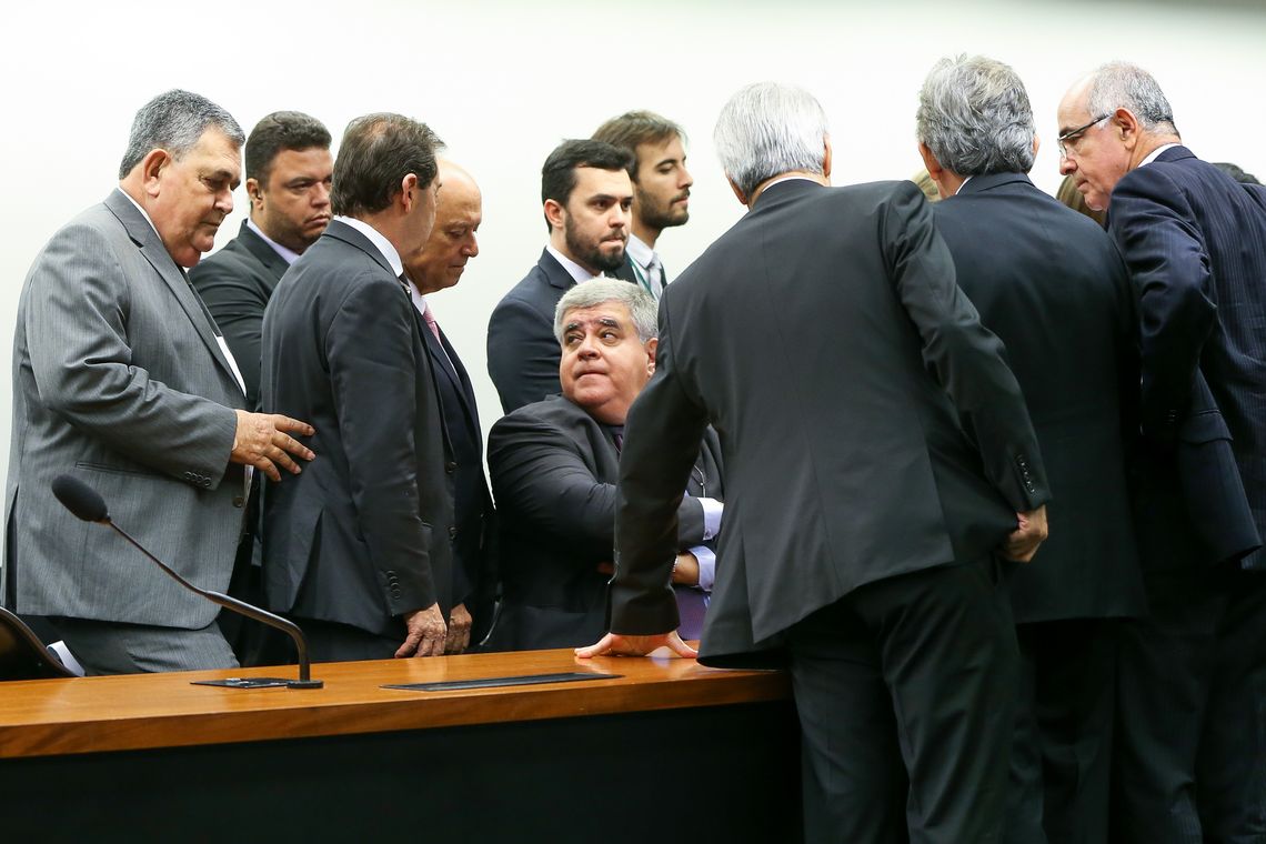 Marcelo Camargo/Agência Brasil Brasília - Deputados tentam acordo durante sessão da Comissão Especial que analisa a proposta de emenda à Constituição (PEC) da reforma da Previdência (PEC 287/16) para a leitura do parecer do relator sobre o assunto ( Marcelo Camargo