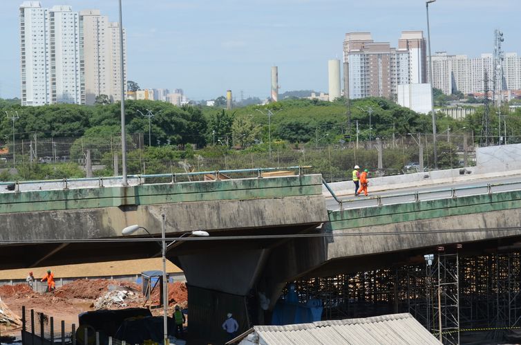 O prefeito de São Paulo, Bruno Covas, faz uma nova vistoria nas obras de recuperação do viaduto da pista expressa da Marginal Pinheiros