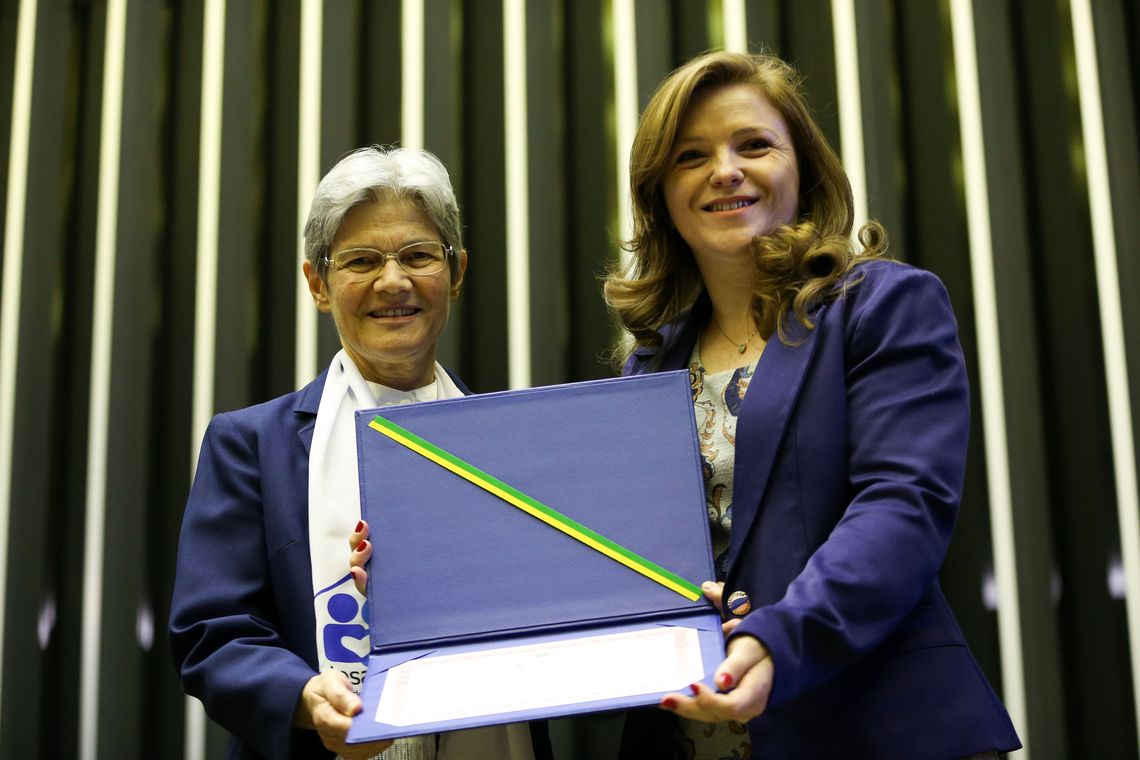 Marcelo Camargo/Agência Brasil A irmã Terezinha Tortelli, da Pastoral da Pessoa Idosa, recebe o Prêmio Zilda Arns 2018, em reconhecimento às pessoas e instituições que se destacaram por ações em defesa dos direitos das pessoas idosas.
