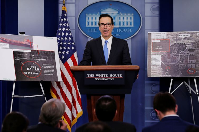 REUTERS/Jonathan Ernst Secretário do Tesouro americano, Steven Mnuchin, anuncia sanções contra a Coreia do Norte