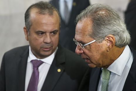 O secretário de Previdência, Rogério Marinho, e o ministro da Economia, Paulo Guedes, chegam ao Congresso Nacional, acompanhado dos presidentes da Câmara, Rodrigo Maia, e Senado, Davi Alcolumbre, para levar o projeto do governo de reforma da