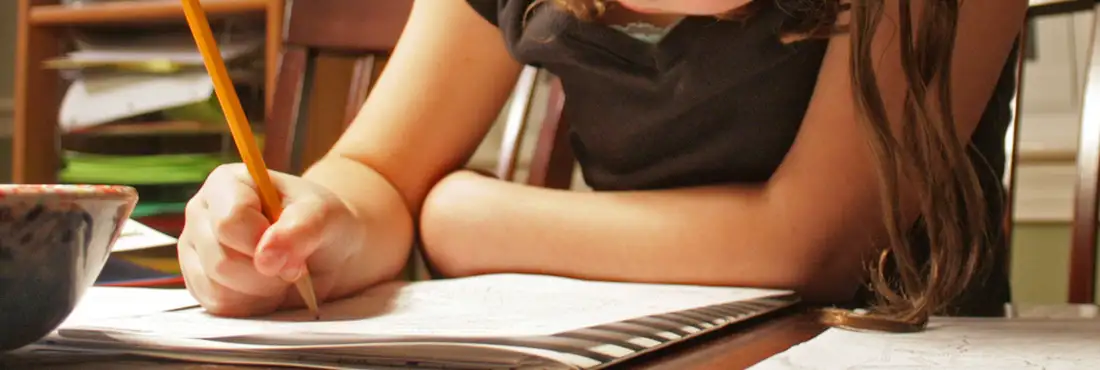 Criança estudando Criança estudando