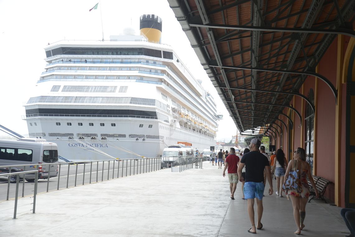 Turistas chegam em transatlânticos no Píer Mauá na maior temporada de cruzeiros dos últimos 20 anos.