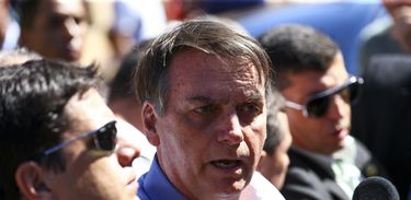 O presidente Jair Bolsonaro fala à imprensa durante visita a casa da famÃlia da menina Yasmin Alves Ribeiro, na Estrutural, em BrasÃlia.