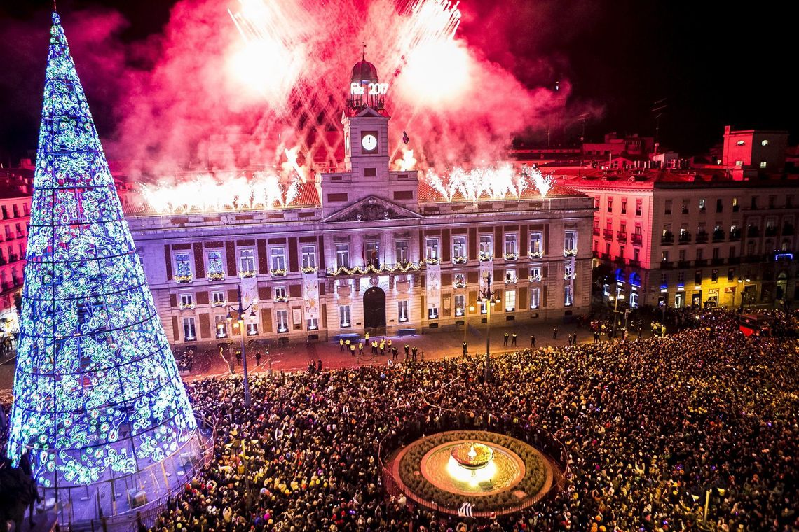 Santi Donaire/Lusa Madri - Milhares celebram a chegada de 2017 em Madri (Santi Donaire/Lusa)