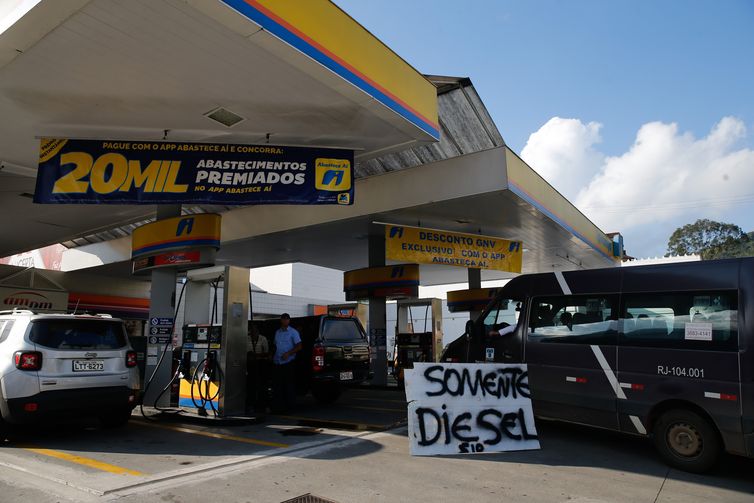 Greve de caminhoneiros causa desabastecimento de combustÃvel em postos de gasolina da cidade de Teresópolis, na região serrana do Rio de Janeiro.