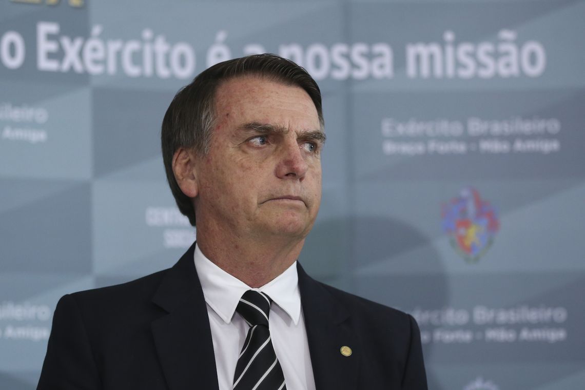 José Cruz/Agência Brasil O presidente eleito Jair Bolsonaro fala à imprensa, após receber uma honraria do Exército, a Medalha do Pacificador com Palma, entregue durante audiência fechada no Quartel-General do Exército, em Brasília.