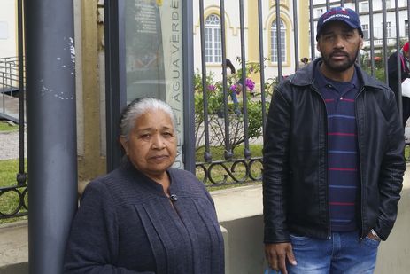 Maria de Fátima, 64, dona de casa, e Paulo Sérgio Munhoz, 45, falam do sistema de transporte público da cidade de Curitiba.
