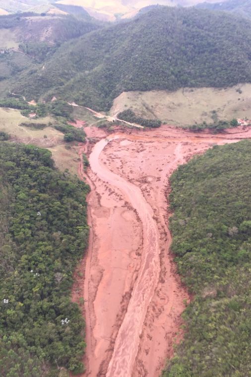 Corpo de Bombeiros/MG - Divulgação Mariana (MG) - barragem pertencente à mineradora Samarco se rompeu no distrito de Bento Rodrigues, zona rural a 23 quilômetros de Mariana, em Minas Gerais (Corpo de Bombeiros/MG - Divulgação)
