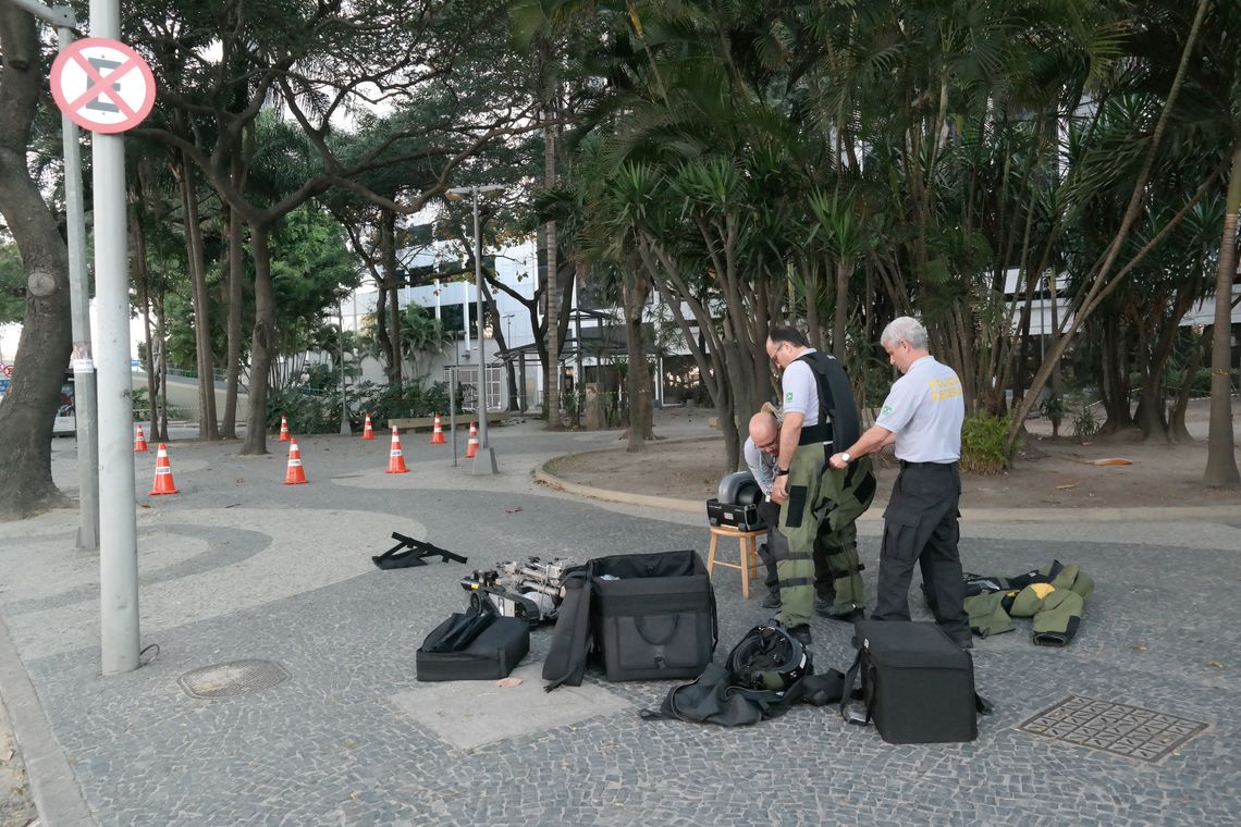 Vladimir Platonow/Agência Brasil Rio de Janeiro - Mochila esquecida próximo ao Aeroporto Santos Dumont gerou alerta de bomba. Especialistas da PF foram chamados e via de acesso bloqueada por fuzileiros da Marinha (Vladimir Platonow/Agência Brasil)