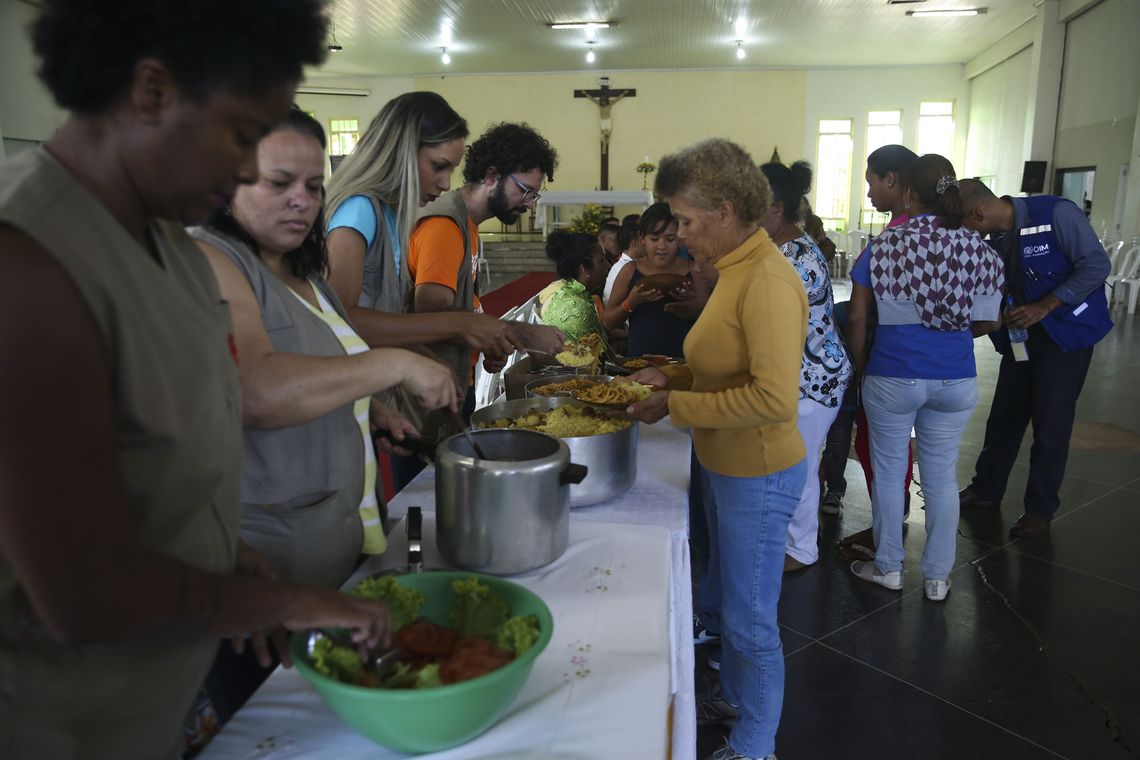 Valter Campanato/Agência Brasil Migrantes venezuelanos vindos da cidade de Boa Vista, em Roraima, são acolhidos em uma paróquia para orientações e encaminhados para casas alugadas pelo programa de integração da Cáritas Brasileira, em São Sebastião, no Distrito Federal.