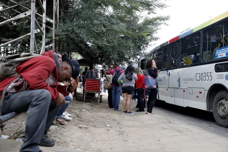 Rodoviários do Rio fazem paralização. Vários ônibus ficam parados na Avenida Brasil com os pneus furados.