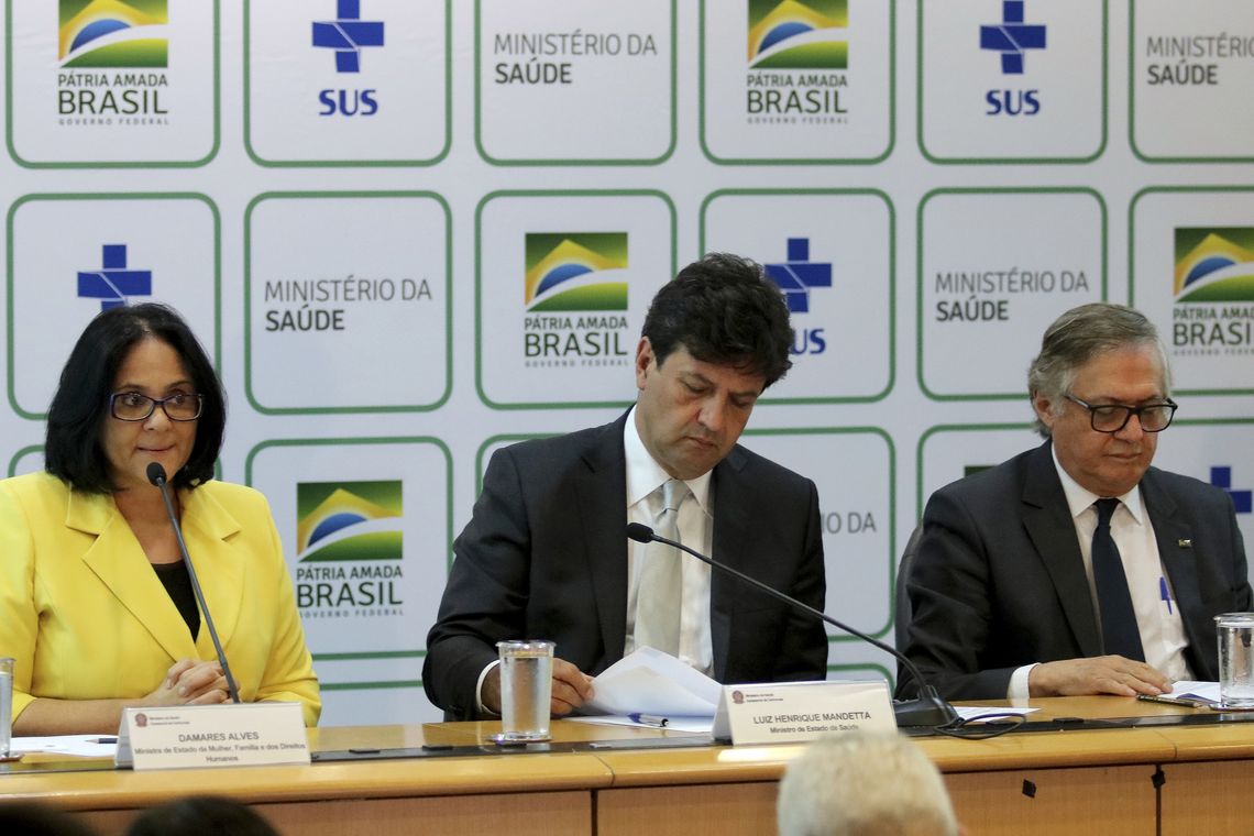 Wilson Dias/Agência Brasil A ministra da Mulher, Família e Direitos Humanos, Damares Alves, da Saúde, Luiz Henrique Mandetta, e da Educação, Ricardo Vélez, participam da cerimônia de assinatura de Carta Preventiva em Relação à Semana de Prevenção à Gravidez.