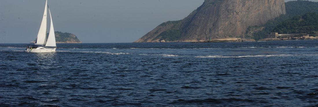 Passeio da Marinha pela Baía de Guanabara No passeio, turistas percorrem os principais pontos turísticos entre o Rio e Niteró