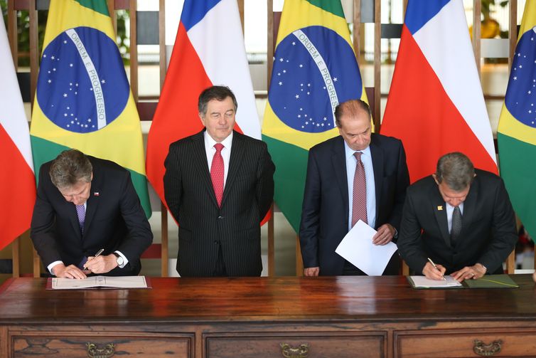Os ministros chilenos da Defesa Nacional, Alberto Espina Otero e das Relações Exteriores, Roberto Ampuero e os ministros brasileiros Aloysio Nunes,e Joaquim Silva e Luna durante assinatura de atos e declaração à imprensa.