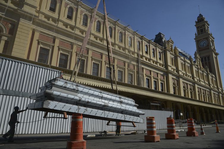 A Secretaria Estadual de Cultura finaliza a restauração do telhado do Museu da Língua Portuguesa e instala estrutura central da cobertura.