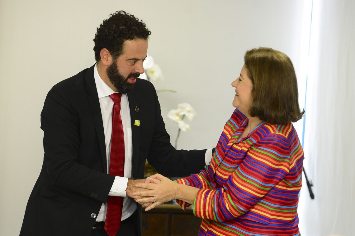 José Cruz/Agência Brasil Brasília - A presidente da CEF, Mirian Belchior cumprimenta o presidente do Atlético Mineiro, Daniel Nepomuceno durante solenidade de assinatura de contratos de patrocínio de futebol (José Cruz/Agência Brasil)