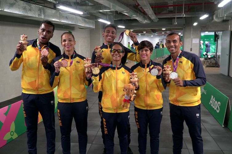 Atletas brasileiros comemoram medalhas conquistadas no Parapan de Lima