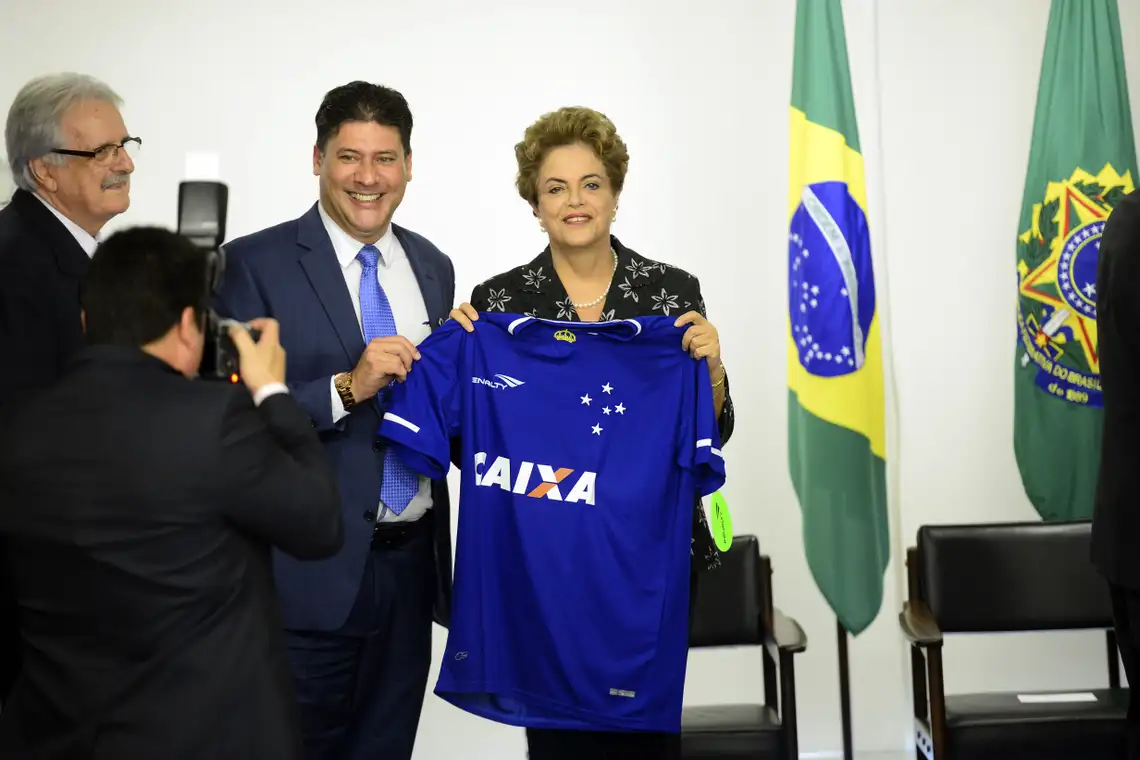 José Cruz/Agência Brasil Brasília - A presidenta Dilma Rousseff participa da solenidade de assinatura de contratos de patrocínio de futebol (José Cruz/Agência Brasil)
