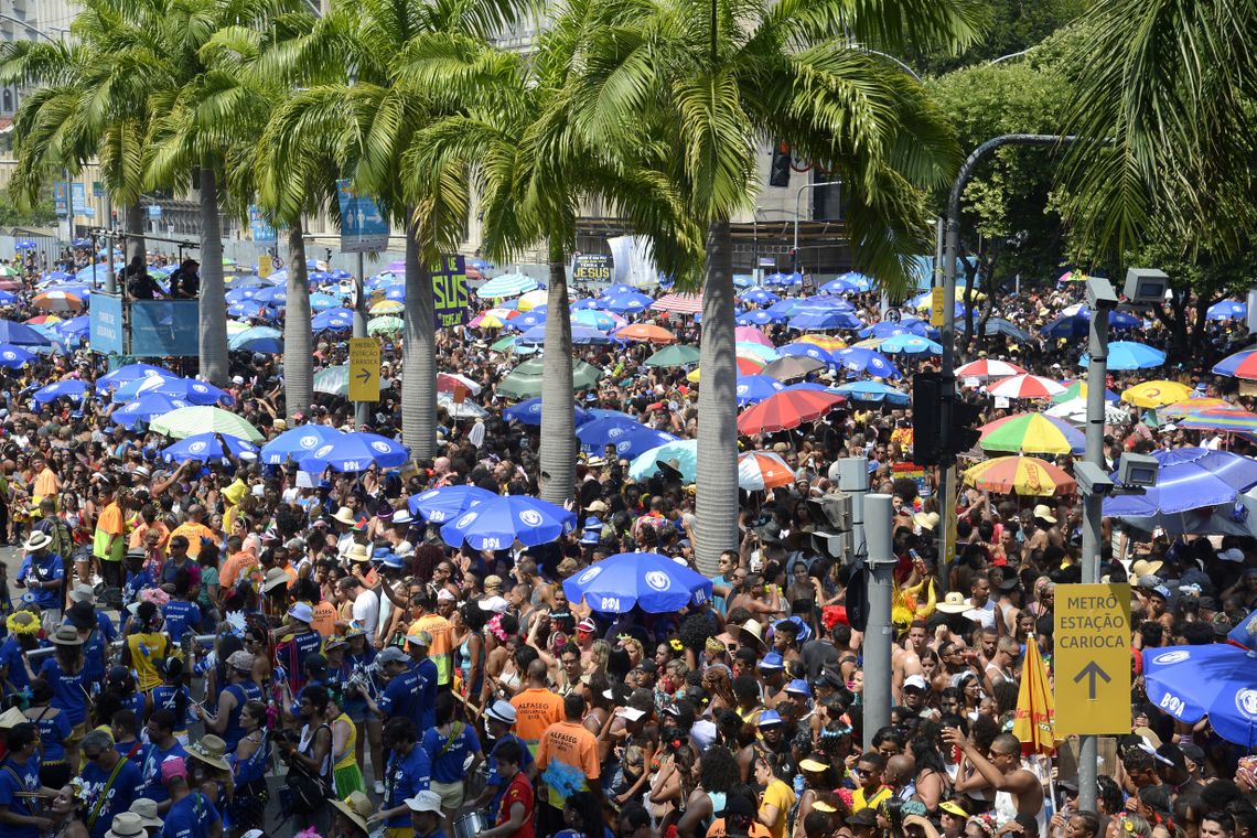 Tânia Rêgo/Agência Brasil Monobloco arrasta multidão pelo centro do Rio.