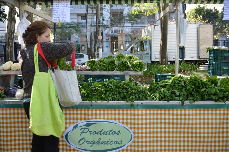 Feira de orgânicos do Ibirapuera funciona aos sábados de manhã na rua Curitiba, zona sul de São Paulo.