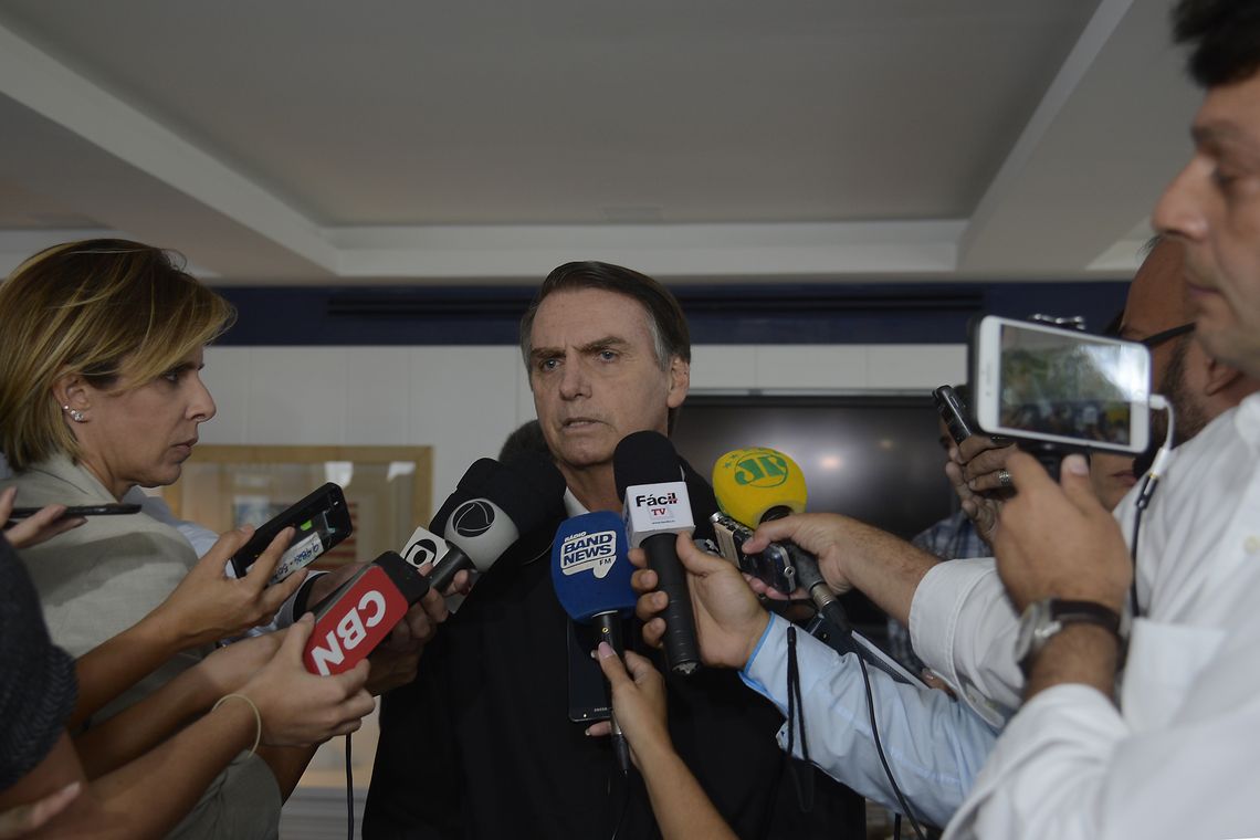 Tânia Rêgo/Agência Brasil O candidato do PSL à Presidência da República, Jair Bolsonaro, fala à imprensa.