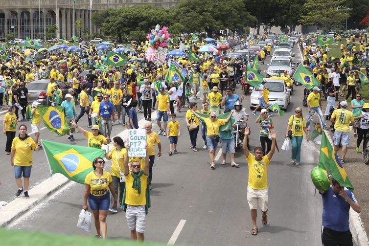 Manifestação a favor de Bolsonaro e contra o PT, na Esplanada dos Ministérios, em Brasília.