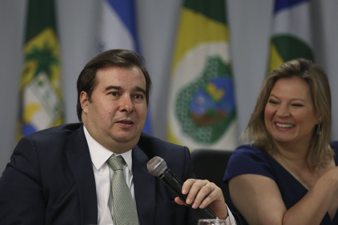 José Cruz/Agência Brasil O presidente da Câmara dos Deputados, Rodrigo Maia, e a deputada Joice Hasselmann, participam da 5ª Reunião do Fórum de Governadores.