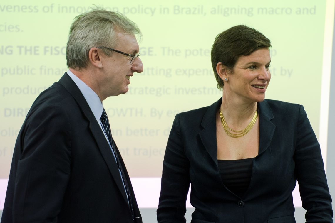 Marcelo Camargo/Agência Brasil Brasília - A economista e PhD americana Mariana Mazzucato apresenta ao ministro da Ciência, Tecnologia e Inovação, Celso Pansera, os resultados do estudo sobre incentivo à inovação - The Brazilian Innovation System: A mission-oriented