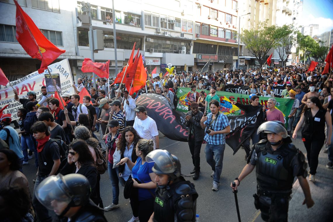Tomaz Silva/Agência Brasil Protesto contra a Copa do Mundo na Praça Saens Peña. Os manifestantes pretendiam seguir em direção ao Estádio Maracanã, mas foram impedidos por um forte esquema de segurança (Tomaz Silva/Agência Brasil)