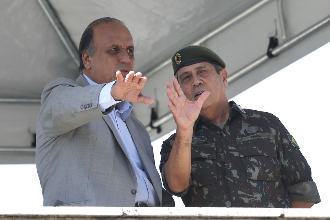 Tânia Rêgo/Agência Brasil Rio de Janeiro - O governador Luiz Fernando Pezão participa da solenidade em que o Exército entregou seis veículos blindados à Secretaria de Estado de Segurança (Tânia Rêgo/Agência Brasil)