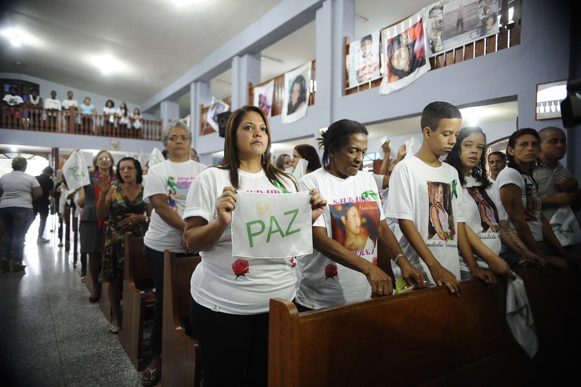 Tânia Rêgo/Agência Brasil Familiares e amigos das vítimas da tragédia de Realengo fazem uma celebração em memória dos jovens, na Igreja Nossa Senhora de Fátima. Na tragédia, doze jovens entre 13 e 16 anos morreram (Tânia Rêgo/Agência Brasil)