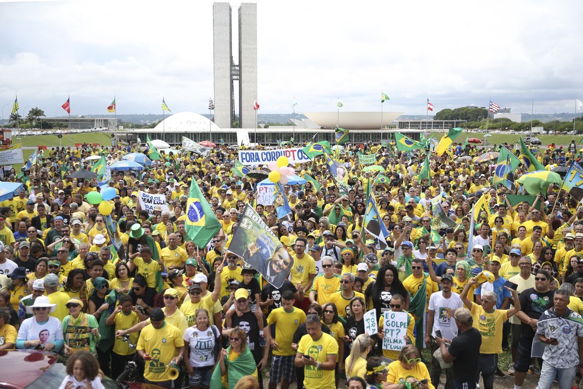 José Cruz/Agência Brasil/Agência Brasil Manifestação a favor de Bolsonaro e contra o PT, na Esplanada dos Ministérios, em Brasília.