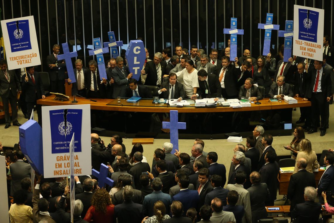 Antonio Cruz/Agência Brasil Brasília - Após a conclusão da leitura do parecer do relator do projeto da reforma trabalhista, deputados de partidos de oposição ao governo retomaram a obstrução aos trabalhos no plenário (Antonio Cruz/Agência Brasil)