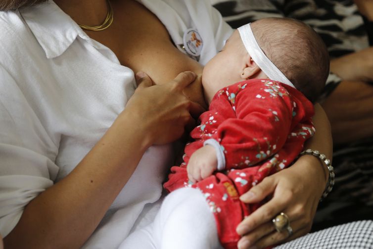 Profissionais de saúde orientam sobre amamentação na Semana Mundial de Aleitamento Materno, no Palácio do Catete.