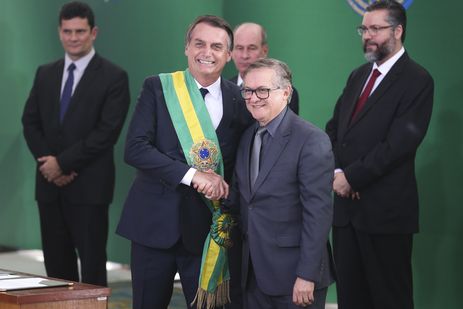 O presidente Jair Bolsonaro empossa o ministro da Educação, Ricardo Vélez Rodríguez, durante cerimônia de nomeação dos ministros de Estado, no Palácio do Planalto.