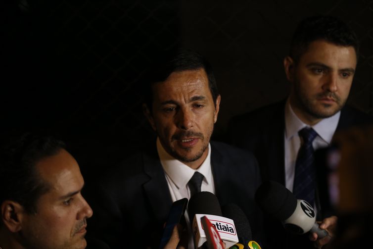 Tomaz Silva/Agência Brasil/Agência Brasil O advogado de defesa do agressor do deputado Jair Bolsonaro, Zanone Oliveira Junior fala à imprensa.