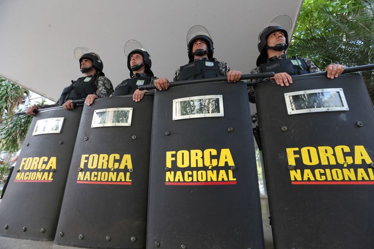 BrasÃlia - Força Nacional protege o prédio do Ministério do
Planejamento após manifestantes contra reforma da Previdência quebrarem duas vidraças (Fabio Rodrigues Pozzebom/Agência Brasil)