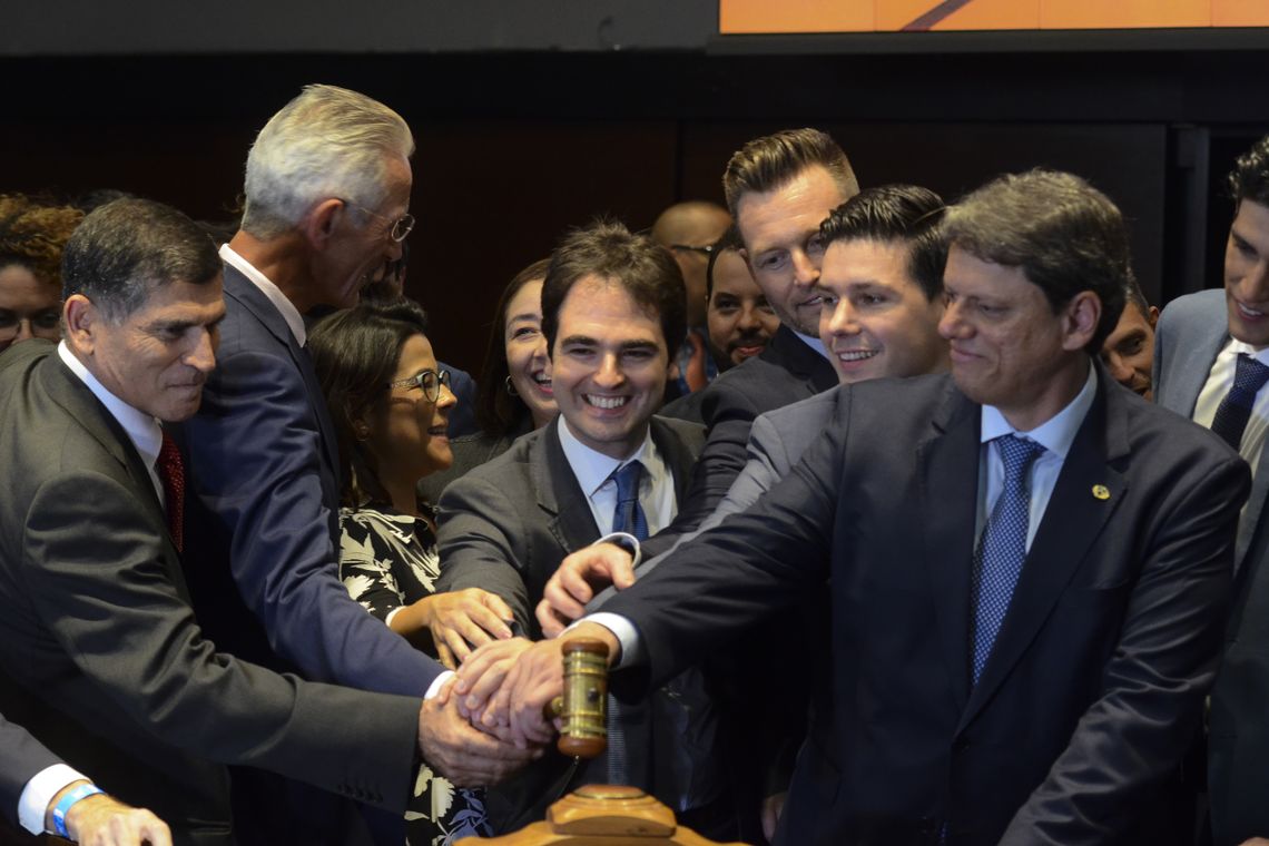 Rovena Rosa/Agência Brasil Governo leiloa 12 aeroportos brasileiros, na sede da B3 (Bovespa), em São Paulo. Esta é quinta rodada de leilão de aeroportos e prevê a concessão dos terminais divididos em três blocos: Nordeste; Sudeste e Centro-Oeste.