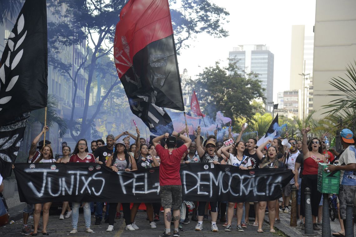 Tânia Rêgo/Agência Brasil Ato “Contra o retrocesso em defesa da democracia”, na Cinelândia, região central do Rio de Janeiro, reúne milhares de pessoas.