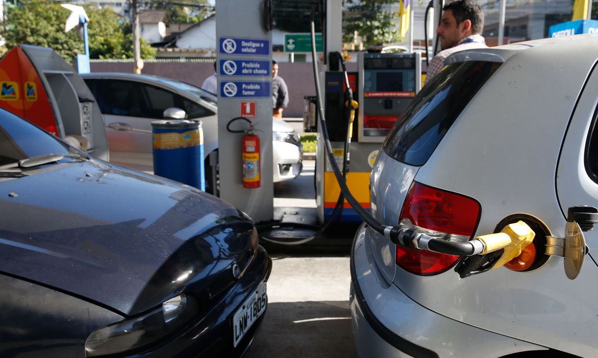 Posto de combustIvel, em São Cristóvão, na zona norte da cidade, recebe gasolina e volta a abastecer, gerando enormes filas de carros e motos.
