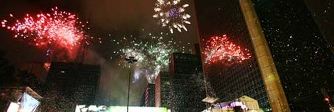 Cerca de dois milhões de pessoas celebram a chegada de 2013 na Avenida Paulista Milhares de pessoas receberam 2013 na Avenida Paulista