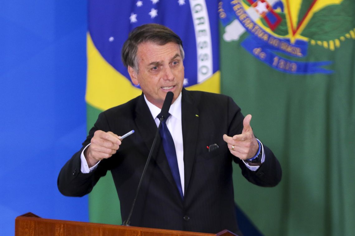 O presidente da República, Jair Bolsonaro, assina o decreto que dispõe sobre a aquisição, o cadastro, o registro, a posse, o porte e a comercialização de armas - SINARM e SIGMA.