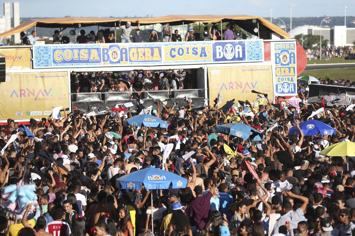 Fabio Rodrigues Pozzebom/Agência Brasil Brasília - Blocos Baratona e Raparigueiros reunem multidão de pessoas no Eixo Monumental (Fabio Rodrigues Pozzebom/Agência Brasil)
