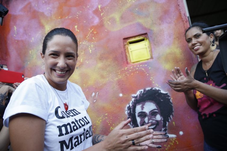 A viúva de Marielle Franco, Mônica Benício, refaz Grafite em homenagem a Marielle, feito por Malala Yousafzai na comunidade Tavares Bastos, no Catete