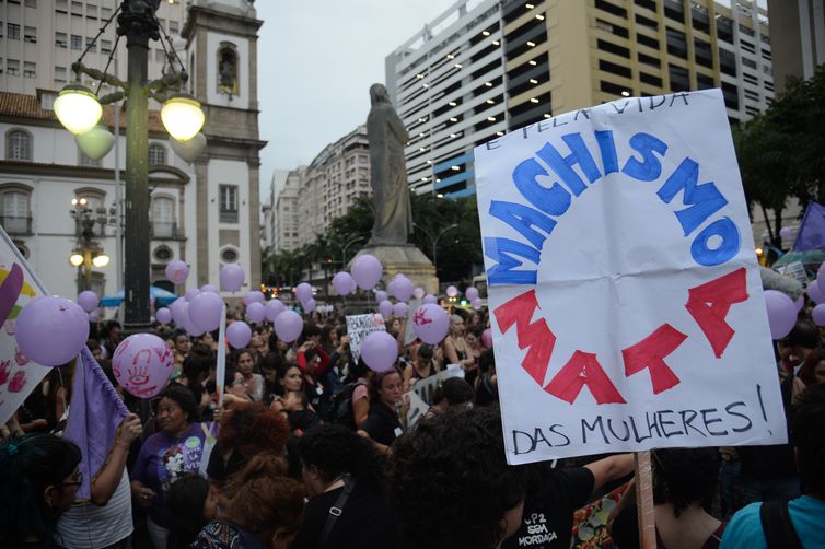 Rio de Janeiro - Mulheres fazem caminhada em solidariedade às manifestações feministas na América Latina, que tem países com alta taxa de feminicídio, segundo a ONU (Fernando Frazão/Agência Brasil)