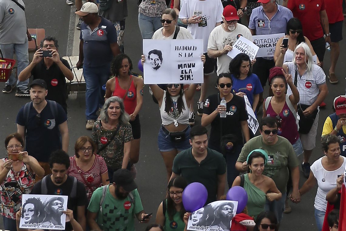 José Cruz/Agência Brasil Manifestantes em passeata contra Bolsonaro e em defesa da democracia, em Brasília