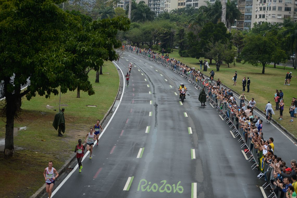 Tânia Rêgo/Agência Brasil Rio de Janeiro - Sob chuva forte atletas da maratona masculina passam pelo aterro do Flamengo (Tânia Rêgo/Agência Brasil)