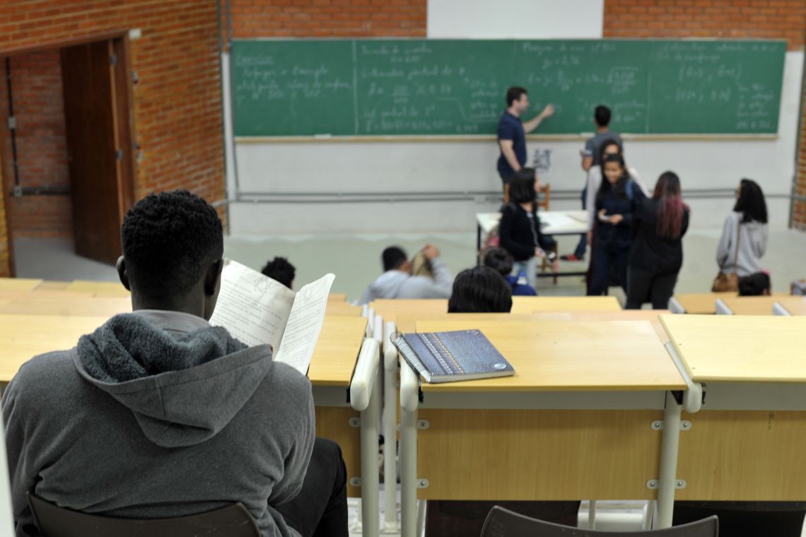 UnB foi a primeira universidade federal a adotar sistema de cotas raciais UnB reserva vagas para negros desde o vestibular de 2004 Percentual de negros com diploma cresceu quase quatro vezes desde 2000, segundo IBGE/Marcello Casal jr/Agência Brasil UnB foi a primeira universidade federal a adotar sistema de cotas raciais UnB reserva vagas para negros desde o vestibular de 2004 Percentual de negros com diploma cresceu quase quatro vezes desde 2000, segundo IBGE